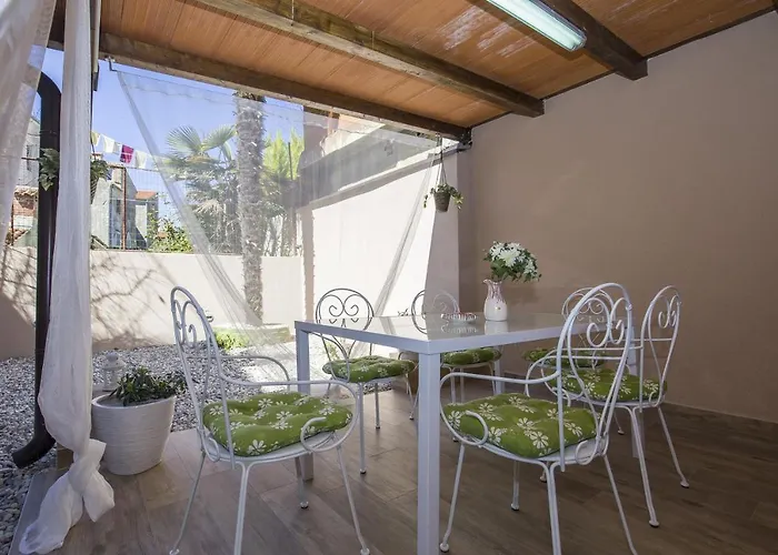 With Garden And Free Parking 아파트 *